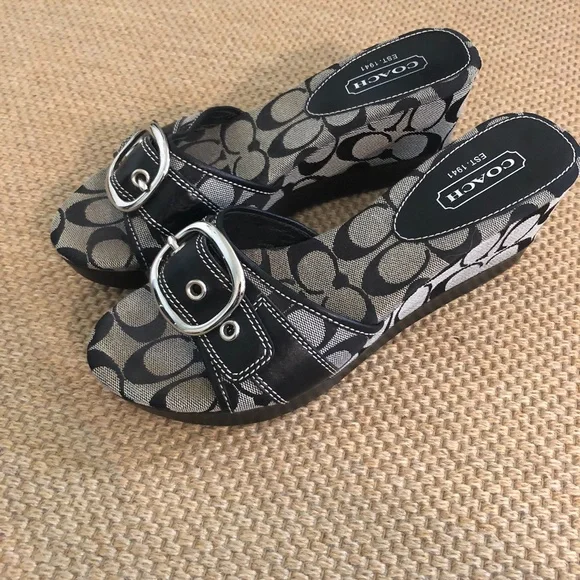 靴 Coach Peeptoe Logo Fabric Wedges (Black) New Coach Closed Toe Wedge Classic Coach Logo Heels Pumps